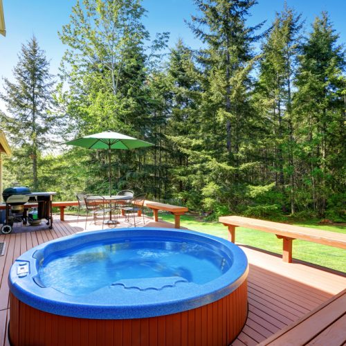 House,Backyard,With,Hot,Tub,,Barbecue,And,Patio,Table,Set.